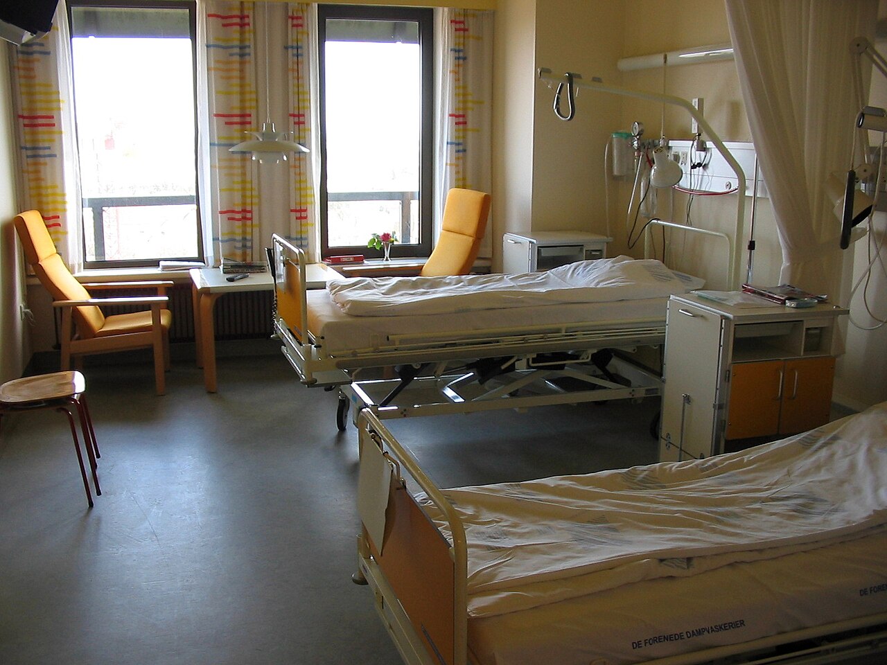 A clean, modern, empty hospital room